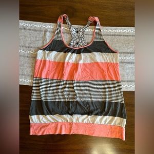 ❤️ ❤️Elle top size S. $5 when you buy 5 items with 2 hearts.